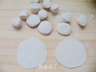 美食带来新享受——萝卜鲜肉花环水饺的做法步骤：9
