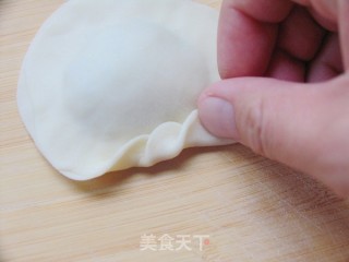 美食带来新享受——萝卜鲜肉花环水饺的做法步骤：13