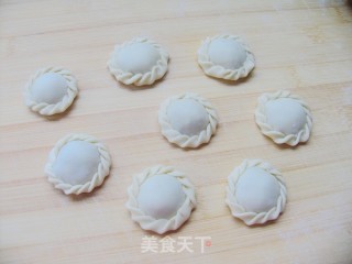 美食带来新享受——萝卜鲜肉花环水饺的做法步骤：15