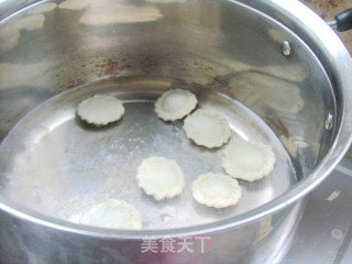 美食带来新享受——萝卜鲜肉花环水饺的做法步骤：16