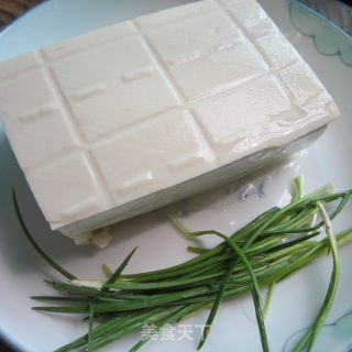鸡蛋葱末豆腐的做法步骤：1