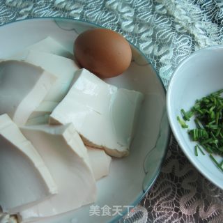 鸡蛋葱末豆腐的做法步骤：2