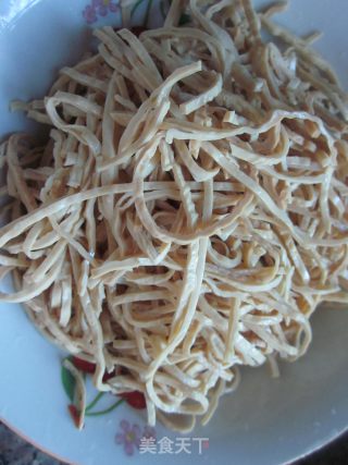 娃娃菜炒云丝的做法步骤：2