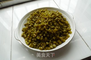 酸豆角炒肉丁的做法步骤：2