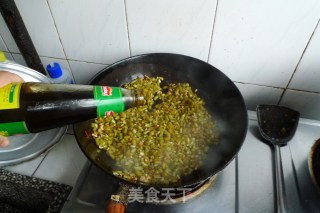 酸豆角炒肉丁的做法步骤：10