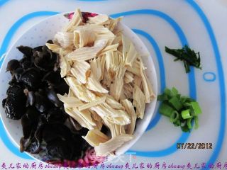 新黑白菜的做法步骤：1
