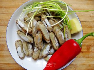 张炎家的美味海鲜菜之二------炒蛏子的做法步骤：1
