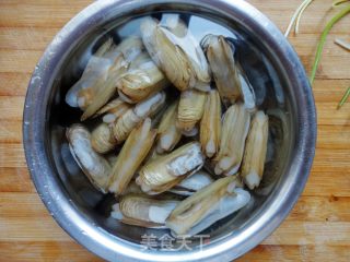张炎家的美味海鲜菜之二------炒蛏子的做法步骤：2