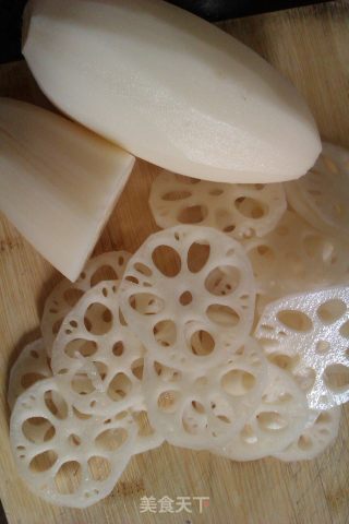 排骨烧藕片的做法步骤：1