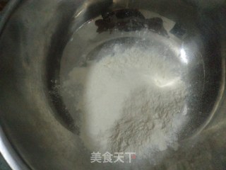莲蓉蛋黄苏式月饼的做法步骤：1