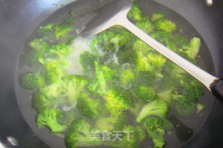 西兰花金沙玉米的做法步骤：2