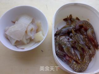 南美虾烧墨鱼的做法步骤：1