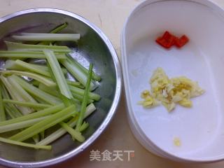 南美虾烧墨鱼的做法步骤：2