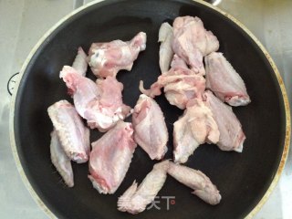 红烧鸡翅的做法步骤：1