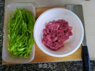 青椒肉丝的做法步骤：2
