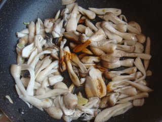 蚝油鸡腿菇的做法步骤：4
