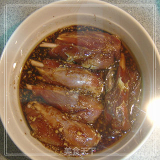 季节改变饮食也随之改变-----五香烤寸骨的做法步骤：4