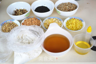 自制五仁月饼的做法步骤：1