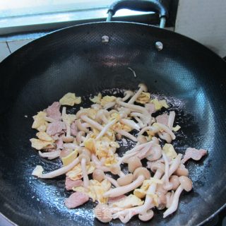 蛋皮姬菇肉片汤的做法步骤：4