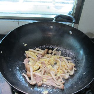 蛋皮姬菇肉片汤的做法步骤：5