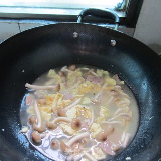 蛋皮姬菇肉片汤的做法步骤：6