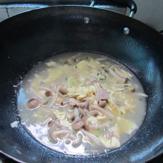 蛋皮姬菇肉片汤的做法步骤：7