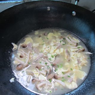蛋皮姬菇肉片汤的做法步骤：8
