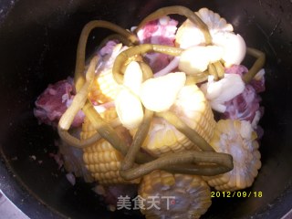 酸豆角玉米排骨汤的做法步骤：3