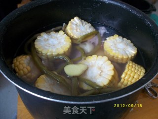 酸豆角玉米排骨汤的做法步骤：4