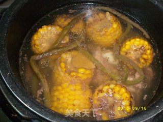 酸豆角玉米排骨汤的做法步骤：6