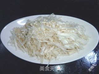 【老桃七厨房】辣炒双菇的做法步骤：2