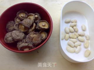 三豆花菇鸡汤的做法步骤：2
