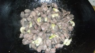 酸豆角炒鸭胗的做法步骤：2