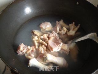 红菇炖鸡的做法步骤：2
