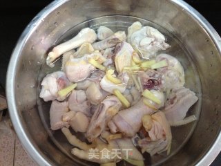 红菇炖鸡的做法步骤：3