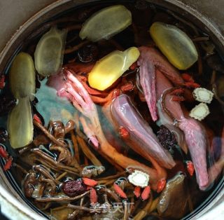 秋季滋补佳品~茶树菇鸽子汤的做法步骤：2