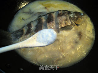 丝瓜鲫鱼汤的做法步骤：9