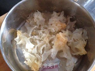 润秋燥——冰糖银耳炖雪梨的做法步骤：2