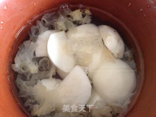 润秋燥——冰糖银耳炖雪梨的做法步骤：4