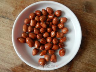 花生炖鲫鱼的做法步骤：3