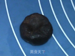 豆沙蛋黄月饼的做法步骤：10
