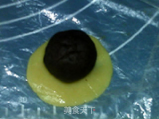 豆沙蛋黄月饼的做法步骤：17