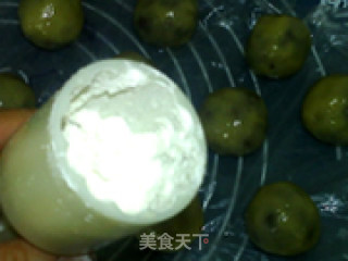 豆沙蛋黄月饼的做法步骤：21