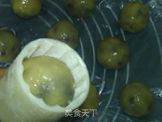 豆沙蛋黄月饼的做法步骤：22