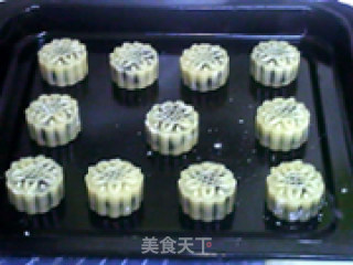 豆沙蛋黄月饼的做法步骤：25