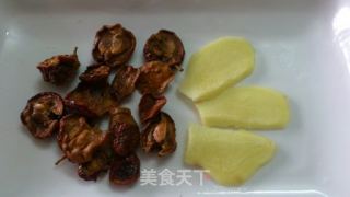 黄花菜山楂煲猪瘦肉的做法步骤：2