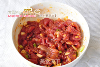用锅做出的烧烤味——黑椒牙签肉的做法步骤：2