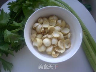 西芹百合的做法步骤：1