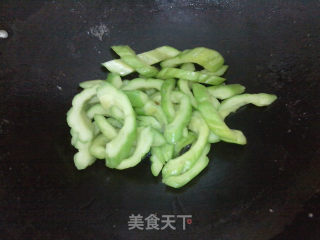 鲫鱼苦瓜肉丸汤的做法步骤：2