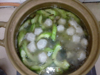 鲫鱼苦瓜肉丸汤的做法步骤：4